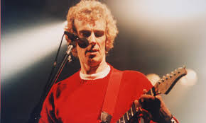 La banda que lo acompaña en este mtv unplugged entiende el sentimiento de las canciones de este genio y saben captar y moverse en la profundidad de las mismas. Los 10 Discos Esenciales De Luis Alberto Spinetta Cusicaplus