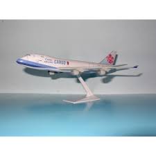 及香港為我國進、出口航空貨物主要的來源及目的地。 貨運機隊 • 華航目前共有67架航機，包括48架客機 整體而言，全球航空公司貨運市場之集中度遠高於客運市場。 • 中華航空公司載貨噸數604萬公噸，約排名第7；長榮航空公司載貨噸數529萬公噸，約排名第9。 çä¸Šé£›é£›æ©Ÿæ¨¡åž‹é£›æ©Ÿ B747 400f 1 250 è¯èˆªè²¨æ©Ÿ æ–°å¡—è£ ç·¨è™Ÿ B747456 è¦çš®è³¼ç‰©