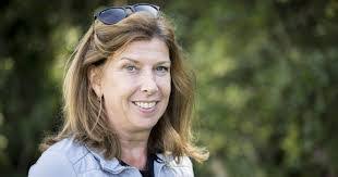 Laura Dickson's Instagram, Twitter & Facebook