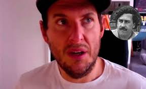 Como actor, tras mucha documentación histórica y más de una hora en el cuarto de maquillaje para cada grabación, logra adentrarse en la piel del hombre que hizo historia al convertirse en uno de los narcotraficantes más poderosos. Andres Parra No Vuelvo A Hacer El Personaje De Pablo Escobar