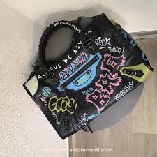 「"leave a reply" louis vuitton graffiti bag」的圖片搜尋結果