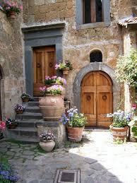 Idees Originales De Decoration Des Jardins De Reve A Recreer Chez Soi Decor Italien Rustique Maison En Pierre Maison Italie