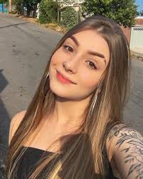 Julia Dutra's Instagram, Twitter & Facebook