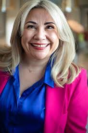 Sharon Kinder's Instagram, Twitter & Facebook