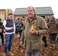 A brilliant return to journalism from jeremy that's cloaked in humour. Der Trecker Auf Jeremy Clarkson S Farm Ist Naturlich Ein Lamborghini Welt