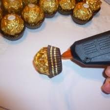 Eine flasche sekt (oder eine andere mit etwas bauch) und ferrero rocher besorgen. Flasche Mit Sussigkeiten Zu Einer Ananas Dekorieren