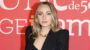 Silvia de la Paz, estilista: "El color negro que ha elegido Rocío Flores para su reaparición en televisión comunica silencio, duelo y una necesidad de control"