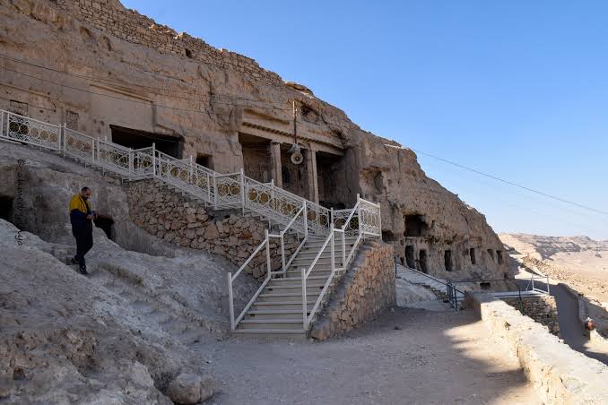 دير ريفا الأثري بأسيوط… كنائس داخل الجبل بتحكي قصة الفن الفرعوني والمسيحي معًا 🇪🇬⛰️ على ارتفاع 150 مترًا فوق سطح البحر، وبين صخور جبل أسيوط الغربي، يقف الدير شاهد على تاريخ ممتد