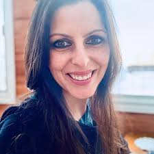 Dude was slapped after proposing with a Ring Pop in packed arena 😭