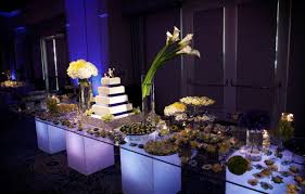 Buffet de postres pie de limón chesse cake panacota de vainilla, con frutos del boque salsas, caramelo y chocolate tortas manjar nuez selva negra frutas (según la estación) piña sandia buffet de postres, con velas, follaje y flores de la temporada. Mesa De Dulces Para Boda Para Una Decoracion Original