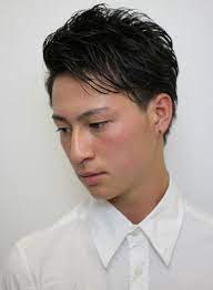 就職活動やビジネスシーンでもおしゃれをたのしみたいですよね そんな方にオススメなのがサイドをやや２ブロックにした清潔感のある好感度なおしゃれスタイルです onのときは ジェルで前髪 をあげてサイドも後ろに流すようにスタイリング offのときは 下ろして