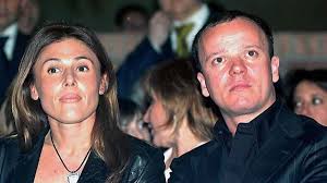 Lasciano gli studi di «ballando con le stelle», dove la cantante è una delle partecipanti, abbracciati. Gigi D Alessio L Ex Moglie Carmela Barbato Spiazza Tutti