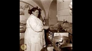 1 kg coda di manzo 1 cipolla o scalogno 2 carote grandi sale,pepe nero una costa di sedano un mazzetto unite infine il prezzemolo tritato, mescolate e fate amalgamare bene la coda e servite caldo la coda alla vaccinara un piatto tipicamente romano. Sora Lella Le Ricette Youtube