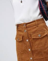 Avec ou sans collants, cette jupe côtelée unie est pile dans l'air du temps. Stradivarius Mini Jupe En Velours Cotele Marron Asos