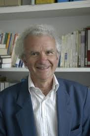 P. Bovet posant dans son bureau.