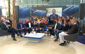 In der anfangszeit hatte die talkshow zunächst eine sendedauer von einer stunde, die später auf zwei stunden ausgedehnt und zuletzt im august 2017 um eine. Fans Rasten Wegen Doppelpass Aus Habt Ihr Noch Alle Latten Am Zaun