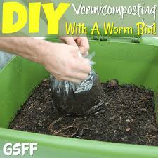 Vermibag tote breathable cordura fabric worm bag insert for 10 gal tub. Diy Vermicomposting With A Worm Bin