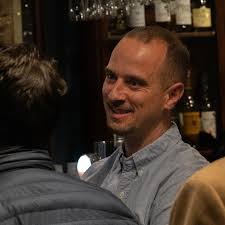 ♠️🎬 Fue un verdadero honor recibir en NOIR al guionista de Hollywood Ron  Osborn, 7 veces nominado a los premios Emmy. Conocido por su trabajo en la  película ¿Conoces a Joe Black?