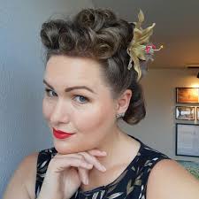 Jeg er blevet bombarderet med billeder af poodles og half poodles, at der  ikke var nogen vej udenom til fredagsfrisuren. Og så masser af blomster for  skjule "skilningen" i nakken ;-). Tak