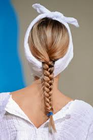 Weitere ideen zu frisuren, frisur hochgesteckt, geflochtene frisuren. 10 Schnelle Frisuren In Unter 60 Sekunden
