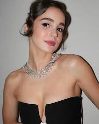 6 Gaya Manis Chris Evans Tampil Pertama Kali Bawa Istri Alba Baptista ke  Oscar 2024