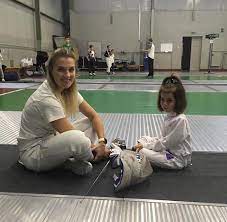 Maybe you would like to learn more about one of these? Chelovek S Bolshoj Bukvy Olga Harlan Provela Trenirovku Dlya Pyatiletnej Poklonnicy Fehtovanie Xsport Ua