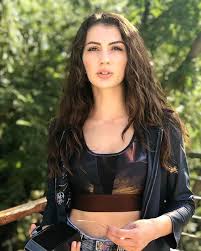 Ridvan Eski Hali Hic Alakam Olmayan Insan Iyi Cocuktu Burcu Burcuozberk La Imagen Puede Contener 1 Persona Exterior Guzel Kadinlar Unluler Kadin