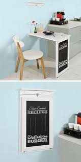 Une Table A Fixer Au Mur Pliable Et Rabattable Avec Un Memo Board Pratique En Ardoise Etagere Rangement Cuisine Rangement Maison Idee Rangement
