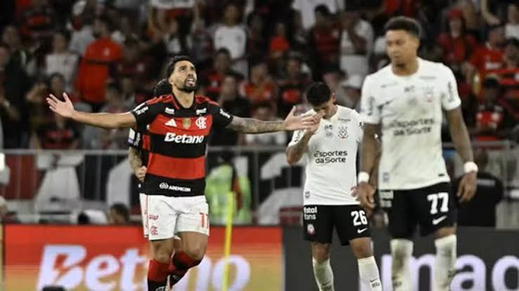 Flamengo vence Corinthians e reassume lideran&ccedil;a do Brasileir&atilde;o