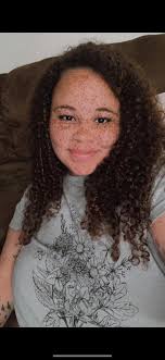 Who specializes in curly hair hairstyling in Mobile, Alabama?