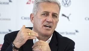 Petkovic was speaking to the media on tuesday, alongside stephan lichtsteiner, granit xhaka, johan djourou. Das Sagt Nati Trainer Vladimir Petkovic Zu Seiner Vertragsverlangerung Watson