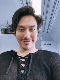 Hết mặc váy, Lý Quí Khánh lại để tóc dài "một mình một kiểu", khi bồng bềnh  lãng tử, lúc bù xù như cái bang