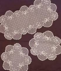 3lu Yatak Odasi Veya Sehpa Takimi Olarak Kullanilabilecek Bir Ornek Sizlerle Spars Alinir Crochet Table Runner Pattern Crochet Rose Crochet Doily Patterns