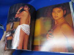 Amazon.co.jp: 飯島直子 写真集 抱きしめて 水着 おっぱい セミヌード 裸 ワニブックス 手で隠す 1991年初版 61509 :  おもちゃ