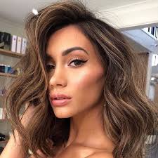 Né castano né biondo, riunisce però entrambe le preziosità di questi colori, donando una particolare luce al . Balayage Capelli Castani 2020 Cos E Come Si Fa Le Sfumature Da Scegliere