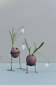 Deko Fur Ostern Diy Eierbecher Aus Draht Schneeglockchen In Violetten Eierschalen Schneeglockchen Ostern Eierschale