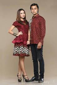 Baju kondangan couple batik adalah salah satu yang banyak dipilih oleh pasangan agar terlihat kompak saat kondangan. Tak Perlu Pusing Pilih Baju Kondangan Cek Inspirasi Baju Couple Ini Yuk