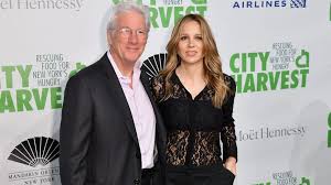 Richard gere's religion and political views indicates that he is a buddhist and quite devout, and ethnically, his origin lies in england, but his family has been in the us since the mayflower. Richard Geres Frau Erinnert Mit Fotos An Hochzeit Zuruck Promiflash De