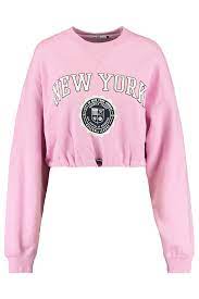 Sweater (n.) woolen vest or jersey, originally worn in rowing, 1882, from earlier sweaters clothing worn to produce sweating and reduce weight (1828), plural agent noun from sweat (v.). Damen Cropped Fit Sweatshirt Mit New York Text Print Violett Online Kaufen