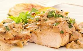 Le Poulet A La Moutarde Est Un Classique De La Cuisine Familiale Cuit Dans Une Sauce A Base De Creme Fraiche D Estragon En 2020 Poulet Moutarde Recette Facile Poulet