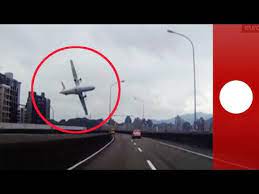 En raison d'un nombre élevé d'accidents, l'union européenne avait placé en juillet 2007 sur sa liste noire l'ensemble des 51 compagnies aériennes indonésiennes, leur interdisant de poser leurs avions dans. Taiwan Le Crash D Un Avion Filme En Direct Youtube