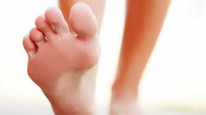 C'est génial pour mieux soigner la douleur au dessus du pied en marchant. Douleurs Aux Pieds Les Symptomes Qui Doivent Alerter Femme Actuelle Le Mag