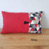 Coussin rouge sur une chaise longue en tissu gris près d'un rideau de fenêtre gris. Coussin Motifs De Triangle En Rouge Noir Et Gris La Boutique Les Ptits Coussins