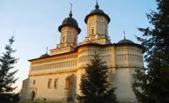 În preajma zilei de 14 octombrie, când biserica ortodoxă română prăznuiește hramul sfintei parascheva, iașiul devine cel mai mare centru de pelerinaj din țară, prilej cu care. Centrul De Pelerinaj Sf Parascheva Iasi