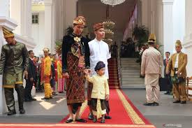Presiden joko widodo telah meresmikan stadion manahan solo. Jokowi Wears Traditional Balinese Attire For Independence Day Ceremony Antara News
