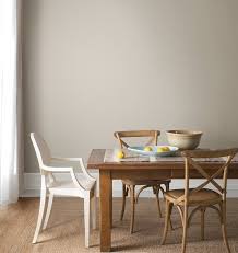 Votre table et vos chaises en bois sont devenues ternes ? Peindre Un Meuble Vernis Pas A Pas Le Mode D Emploi Facile