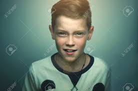 Dã©couvrez la coiffure emo pour fille et garã§on. Serieux Garcon Blond Adolescent En Colere Avec Coupe De Cheveux Elegante Et Brillante Yeux Intelligents Portrait En Studio Banque D Images Et Photos Libres De Droits Image 64797379