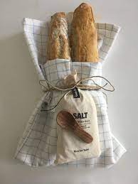 Geschenk zum einzug ins neue zuhause. Diy Geschekidee Zur Haus Wohnungseinweihung Salz Brot Selbstgebackenes Baguette Eingewickelt In Hubsches Gesc Geschenke Zur Einweihung Geschenke Zum Richtfest Und Geschenk Einzug