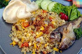 Nasi goreng merupakan makanan khas indonesia, dan pada dasarnya sama seperti makanan indonesia lainnya yang memiliki banyak sekali variasi. Resep Cara Membuat Nasi Goreng Ikan Asin Istimewa