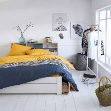 portant a vetements 25 idees deco pour vos habits tete de lit avec rangement lit rangement rangement sous lit